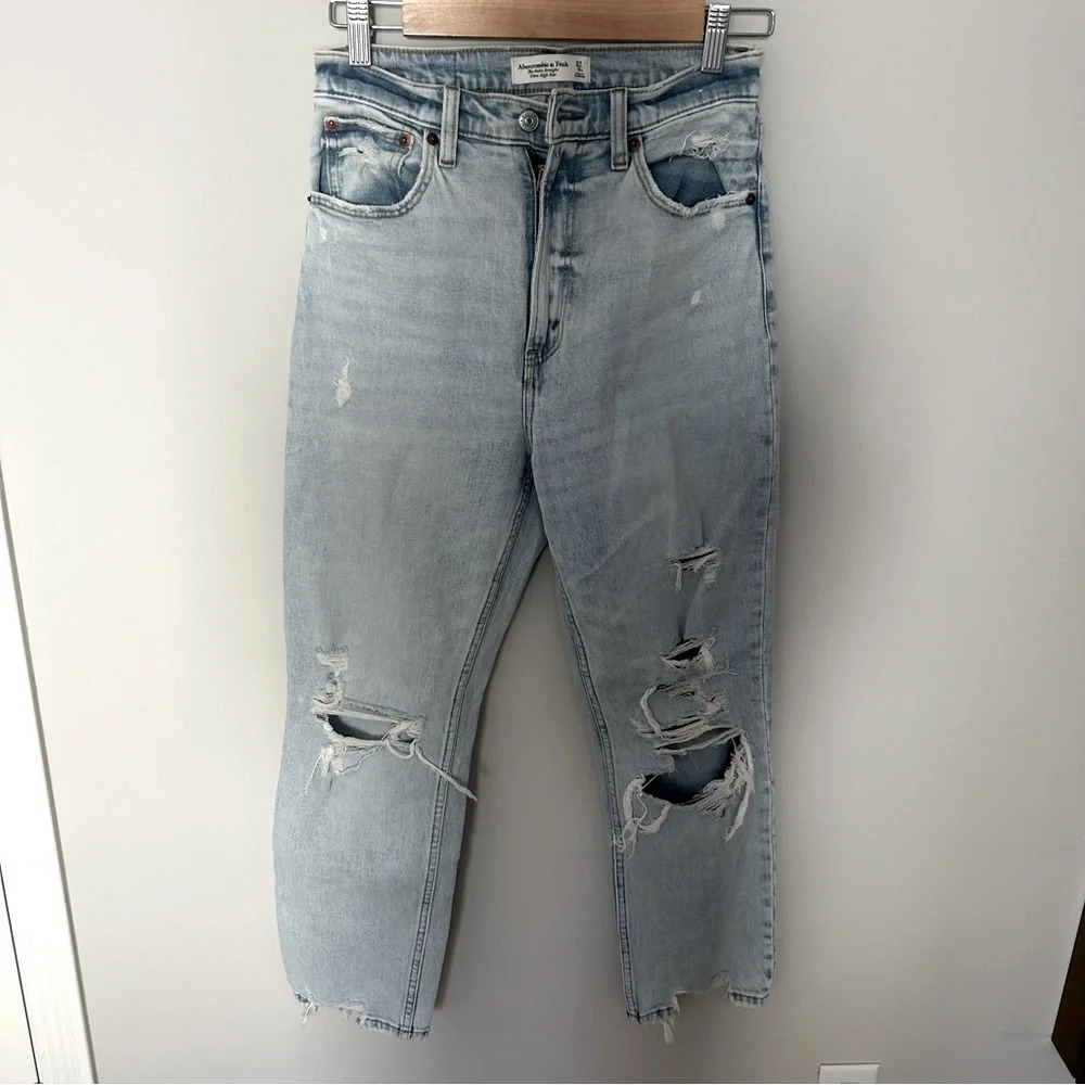 Abercrombie & Fitch Ultra HIgh Rise Ankle Straight Light Wash Distressed Jean 27